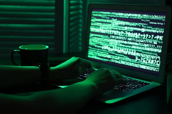 Kadın Programcı Gece Ofiste Dizüstü Bilgisayarda Daktilo Kullanıyor — Stok fotoğraf