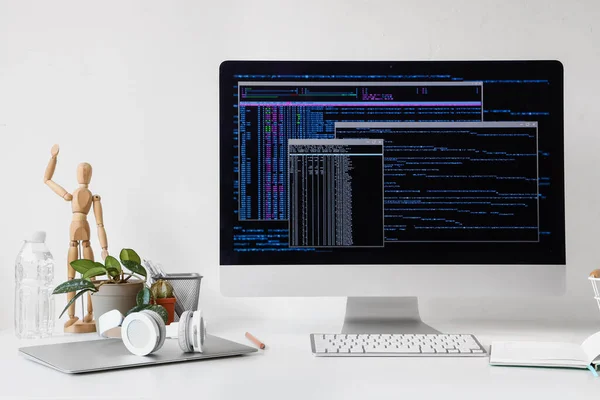 Monitor Computadora Con Código Programación Dispositivos Escritorio Oficina —  Fotos de Stock