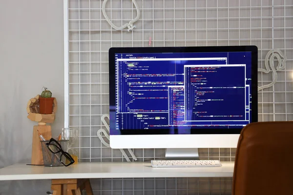 사무실에서 프로그래머의 직장에서 코드와 컴퓨터 모니터 — 스톡 사진