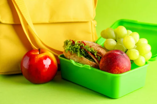 Väska Och Lunchlåda Med God Mat Grön Bakgrund — Stockfoto