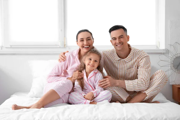 Liten Flicka Med Sina Föräldrar Sovrummet — Stockfoto