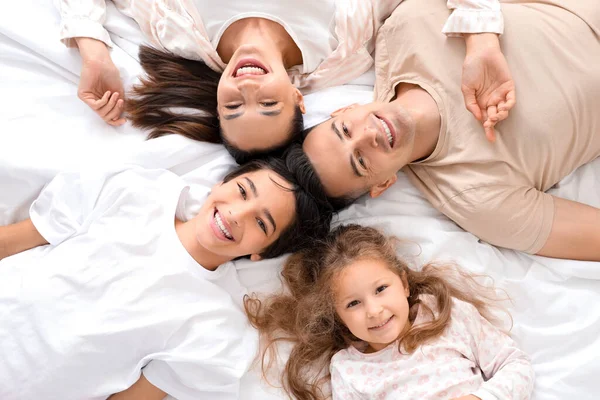 Little Children Parents Lying Bed Top View — Stock Photo, Image