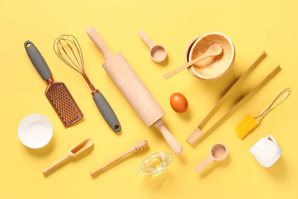 Wooden Baking Utensils Yellow Background — Stock Photo, Image