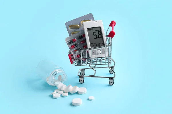 带胶粘剂和蓝色背景药丸的购物车 糖尿病概念 — 图库照片