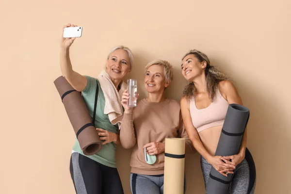 Sporty Donne Mature Con Stuoie Yoga Prendendo Selfie Vicino Alla — Foto Stock