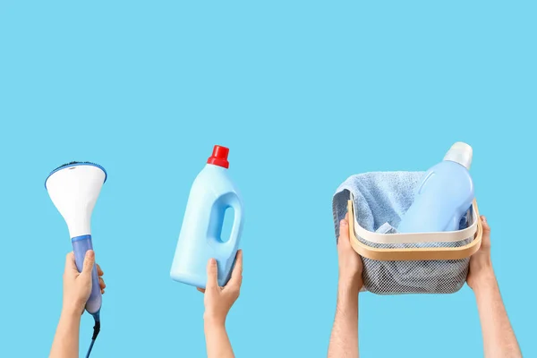 Pessoas Com Garrafas Detergente Lavanderia Cesta Vapor Fundo Azul — Fotografia de Stock