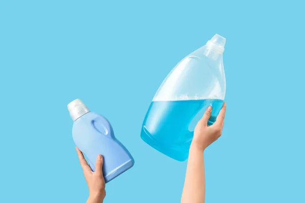 Mujer Con Botellas Detergente Para Ropa Sobre Fondo Azul —  Fotos de Stock