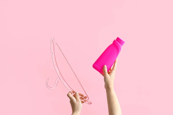 Mulher Com Detergente Lavanderia Cabide Fundo Rosa — Fotografia de Stock
