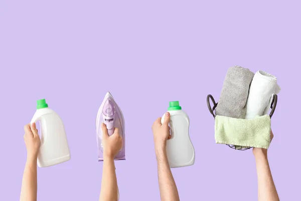 Personas Con Botellas Detergente Para Ropa Plancha Toallas Limpias Sobre —  Fotos de Stock