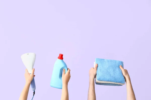 Pessoas Com Detergente Para Roupa Vaporizador Toalhas Limpas Fundo Lilás — Fotografia de Stock