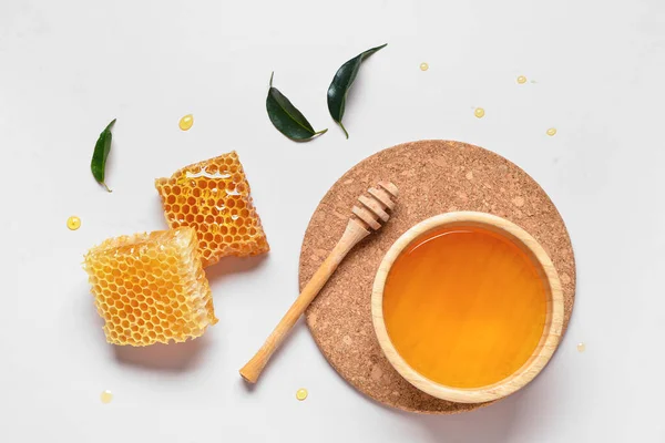 甘い蜂蜜とボウルと灰色の背景に組み合わせる — ストック写真