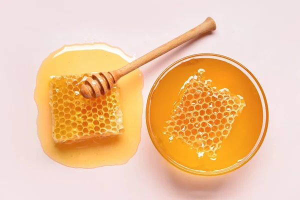 Glasschale Mit Süßem Honig Und Waben Auf Rosa Hintergrund — Stockfoto