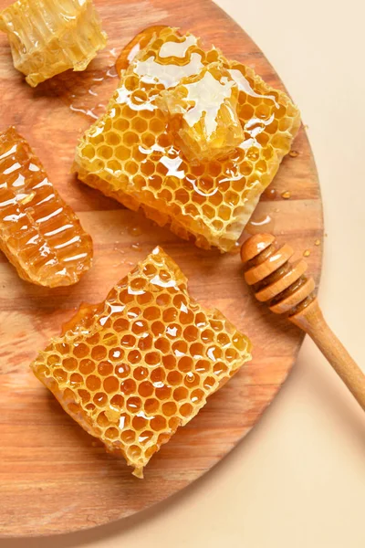 Träskiva Med Söta Honeycombs Och Dipper Gul Bakgrund — Stockfoto