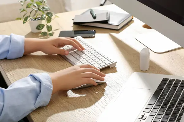 Female Programmer Working Computer Office Closeup — Stock Photo, Image