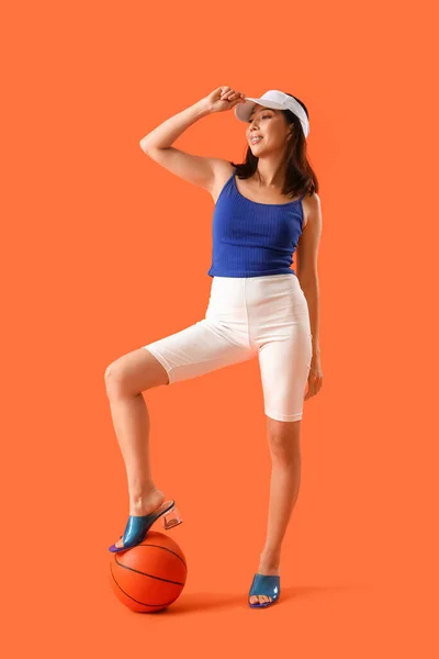 Mooie Aziatische Vrouw Met Bal Oranje Achtergrond — Stockfoto