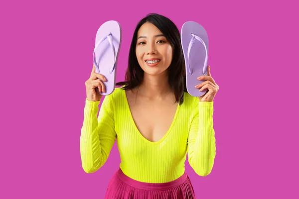 Csinos Ázsiai Flip Flops Magenta Háttér — Stock Fotó