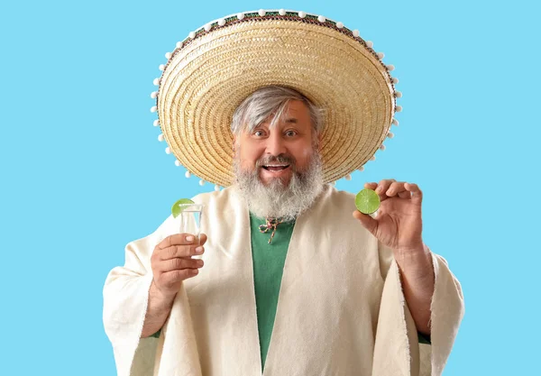 Retrato Hombre Mayor Feliz Poncho Sombrero Con Chupito Tequila Sobre —  Fotos de Stock