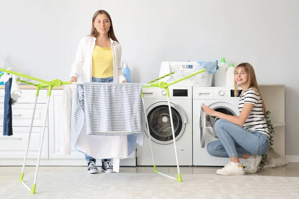 Kvinnliga Studenter Som Tvättar Sovsal — Stockfoto