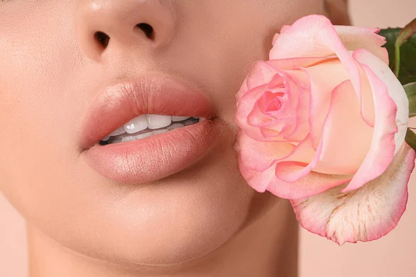 입술과 베이지색 클로즈업에 장미와 — 스톡 사진