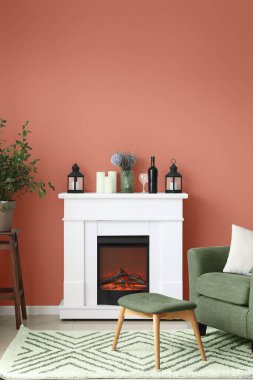 Şöminesi, halısı ve koltuğu olan şık bir oturma odası.