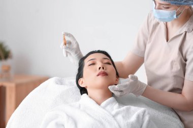 Genç Asyalı kadın güzellik salonunda tedavi görüyor. Cilt bakımı kavramı