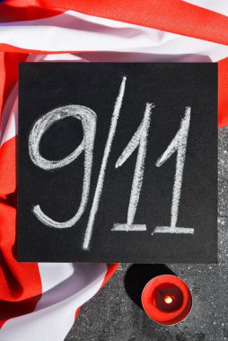 Ulusal Namaz Günü tarihi ve Terörist Saldırılar Mağdurları için anma kartı, Amerikan bayrağı, grunge siyah arkaplanda mum
