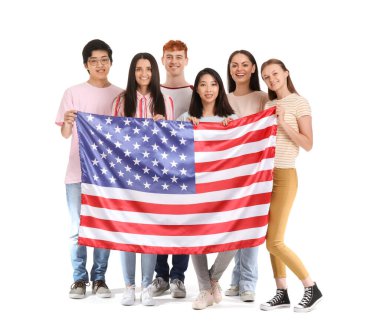 Beyaz arka planda Usa bayrağı olan dil okulunun genç öğrencileri