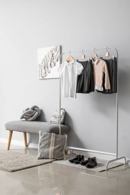 Gri duvarın yanında şık bir okul üniforması var.