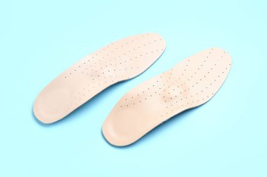 Renk arkaplanındaki deri ortopedik tabanlar