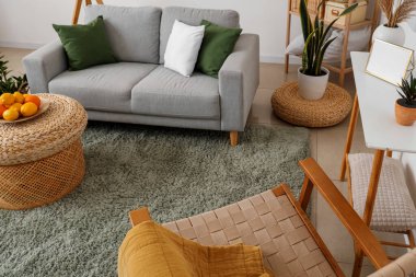 Hasır masa ve kanepeli şık bir oturma odası.