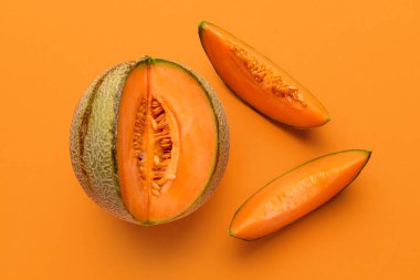 Turuncu arka planda olgun kavun