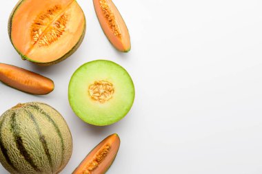 Beyaz zemin üzerine lezzetli Olgun kavun