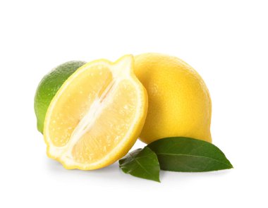 Beyaz arka planda taze limon ve limon