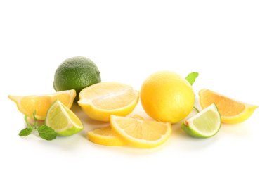 Beyaz arka planda taze limon ve limon