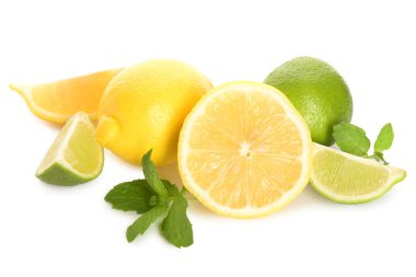 Beyaz arka planda taze limon ve limon
