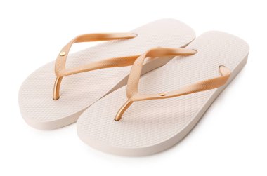 Beyaz arka planda bej rengi kadın terlikleri