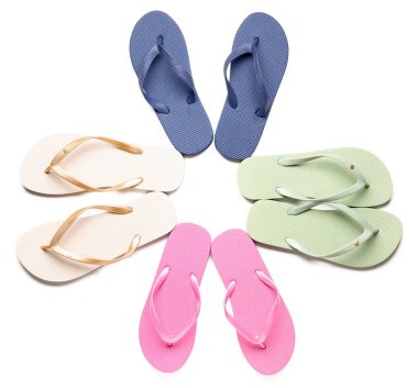 Beyaz arka planda renkli kadın parmak arası terliklerden yapılmış çerçeve