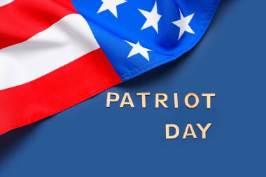 Ulusal Namaz ve Terörist Saldırılar Mağdurları İçin Anma Günü anısına mavi arka planda tahta yazılar