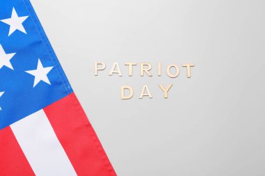 Ulusal Namaz ve Terörist Saldırılar Mağdurları için Gri arka planda Anma Günü anısına tahta yazılar