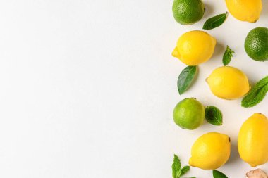 Nane ve limonlu taze limonlar.