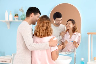 Banyoda hamilelik testi olan mutlu genç bir çift.