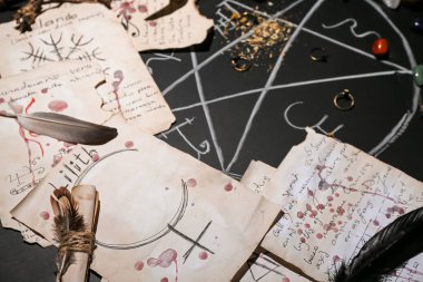 Cadıların sihirli özellikleri, koyu arkaplanda çizilmiş beş köşeli yıldız, yakın plan