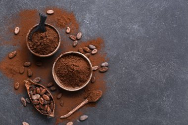 Siyah arka planda kakao tozu ve fasulye kaseleri