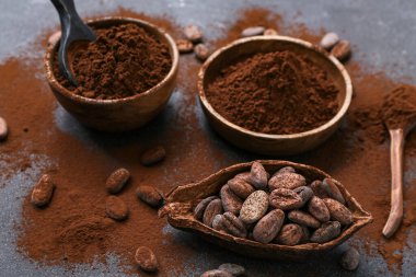 Siyah arka planda kakao tozu ve fasulye kaseleri