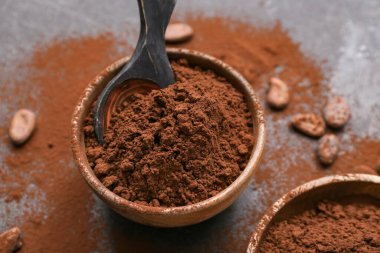 Siyah arka planda kakao tozu dolu kaseler