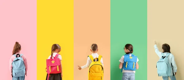 Grupa Małych Dzieci Wieku Szkolnym Plecakami Tle Koloru Widok Góry — Zdjęcie stockowe