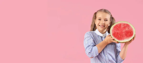 Küçük Mutlu Kız Pembe Arka Planda Taze Karpuz Dilimi Tutuyor — Stok fotoğraf