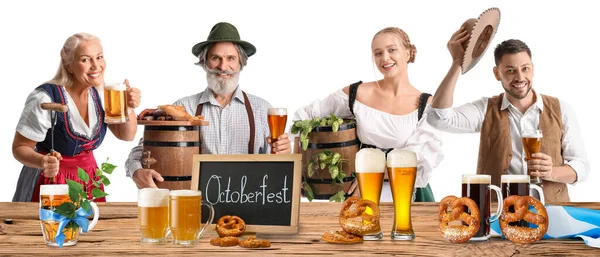 Dlouhý Banner Lidmi Tradičním Německém Oblečení Chutným Pivem Občerstvením Stole — Stock fotografie