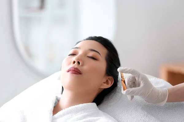 在美容院接受治疗的年轻亚洲妇女 皮肤护理概念 — 图库照片