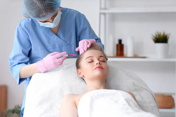 Młoda Kobieta Otrzymuje Zastrzyk Salonie Piękności Leczenie Wypadania Włosów — Zdjęcie stockowe